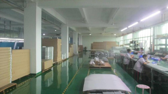 Soporte blanco del brazo del proyector de la aleación de aluminio de la consola de montaje del proyector de la fábrica para Whiteboard