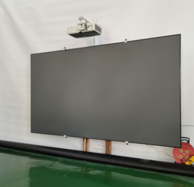 Conectividad Wifi y Bluetooth Quiosco de pantalla táctil en negro con marco plateado y control remoto de voz