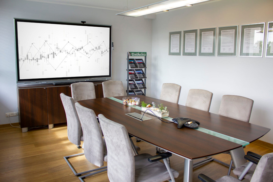 Presentaciones colaborativas hechas fáciles con un monitor interactivo de pantalla táctil y un software de pizarra